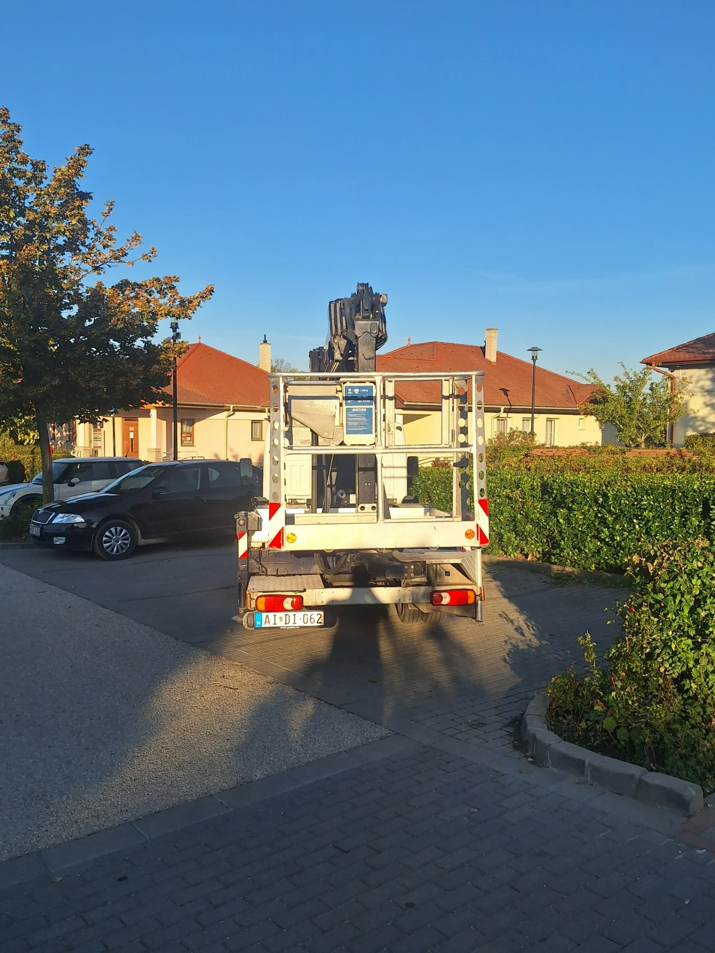 Emelőkosaras gépjármű hátulról